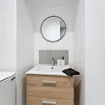 Apartment Marche Des Halles Sur Cour Ascenseur, Hypercentre *
