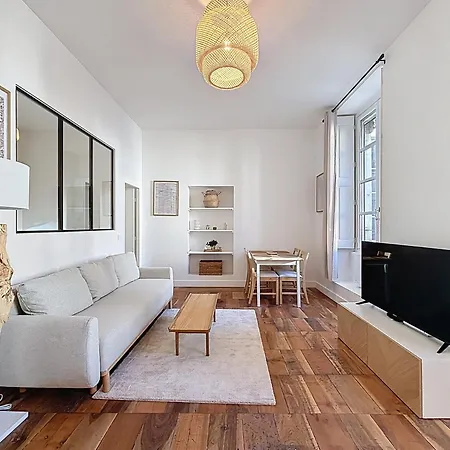 Apartment Marche Des Halles Sur Cour Ascenseur, Hypercentre *