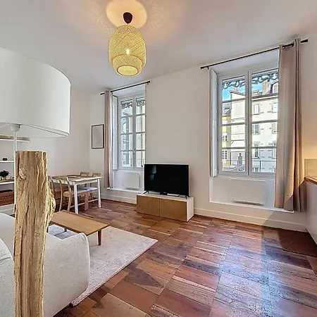 Apartment Marche Des Halles Sur Cour Ascenseur, Hypercentre